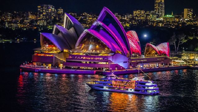 Jantar de 3 horas no Cruzeiro Captain Cook durante o Festival Vivid Sydney de Luzes e Música