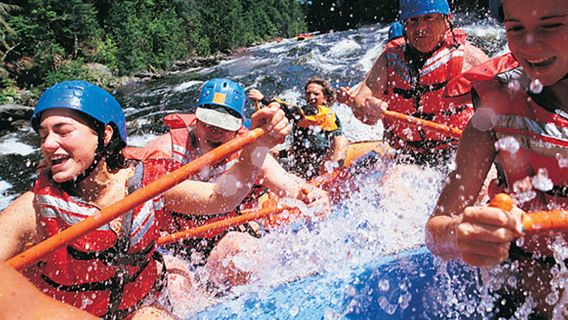 Excursión de un día de rafting en el río Ayung y rafting en el río T en Bali con almuerzo incluido, opción de transporte privado, ATV, parapente y columpio