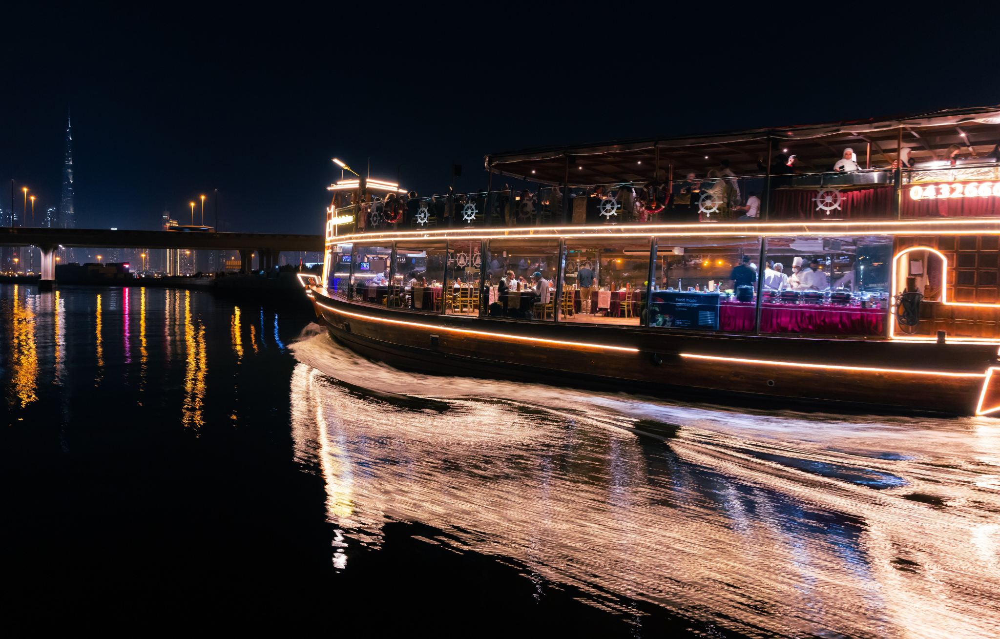 Kapal Pesiar Mewah di Terusan Dubai dengan pertunjukan La Perle (Tiket Perak)