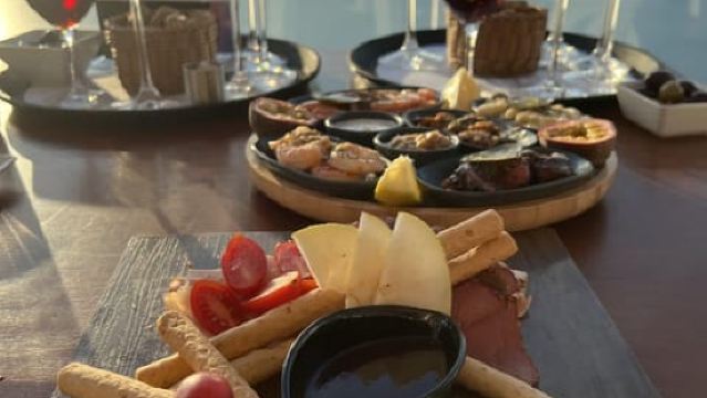 ซานโตรินี วัฒนธรรมและไวน์: การเดินทางแห่งสัมผัสทั้งห้าที่ไม่เหมือนใคร