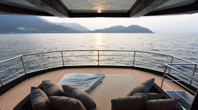 【深圳遊艇租賃】深圳七星灣78呎豪華雙體遊艇包船出海～空間非常寬敞闊大～適合團建聚會商務接待以及生日派對～