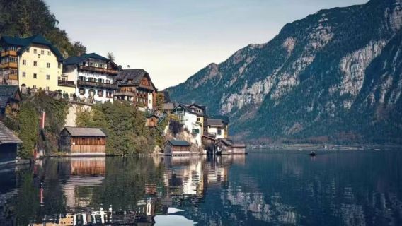 Vienna round-trip: 1-day tour to Hallstatt and Salzburg|English-speaking tour group