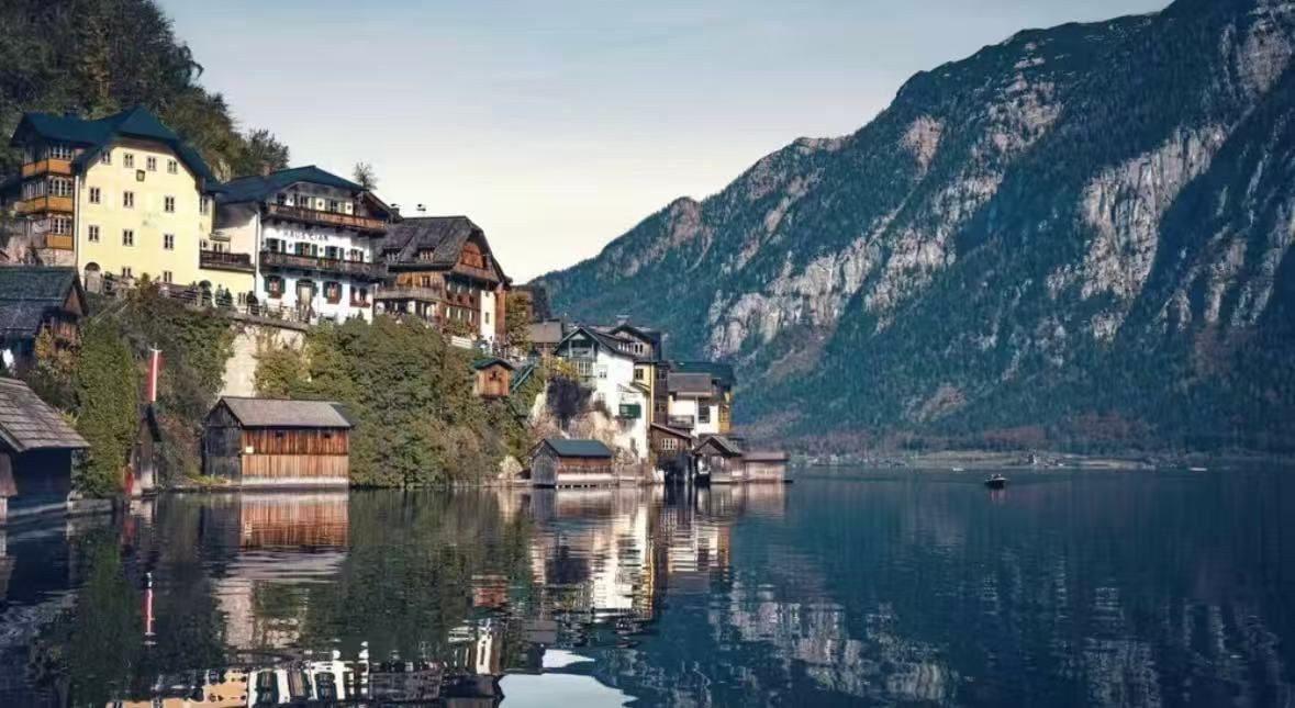 Vienna round-trip: 1-day tour to Hallstatt and Salzburg|English-speaking tour group