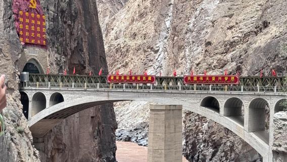 Однодневный тур с услугами на китайском и английском языках: мост Нуцзян, деревня Лаомудэн, Бинчжунло и деревня Ули в Нуцзян-Лисуском автономном округе, провинция Юньнань