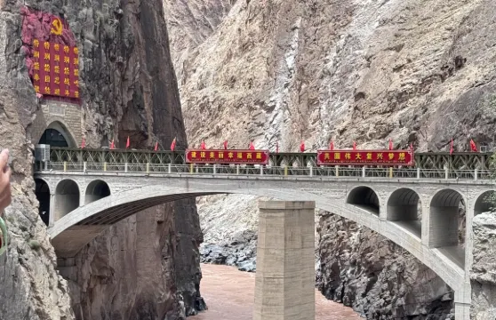雲南怒江大橋+怒江大峽谷+老姆登村+老虎跳一日遊可中英文服務