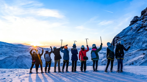 アイスランドのスカフタフェットル氷河ワンデーツアー【氷河ハイキング、アイスクライミング、青い氷の洞窟見学も可能】