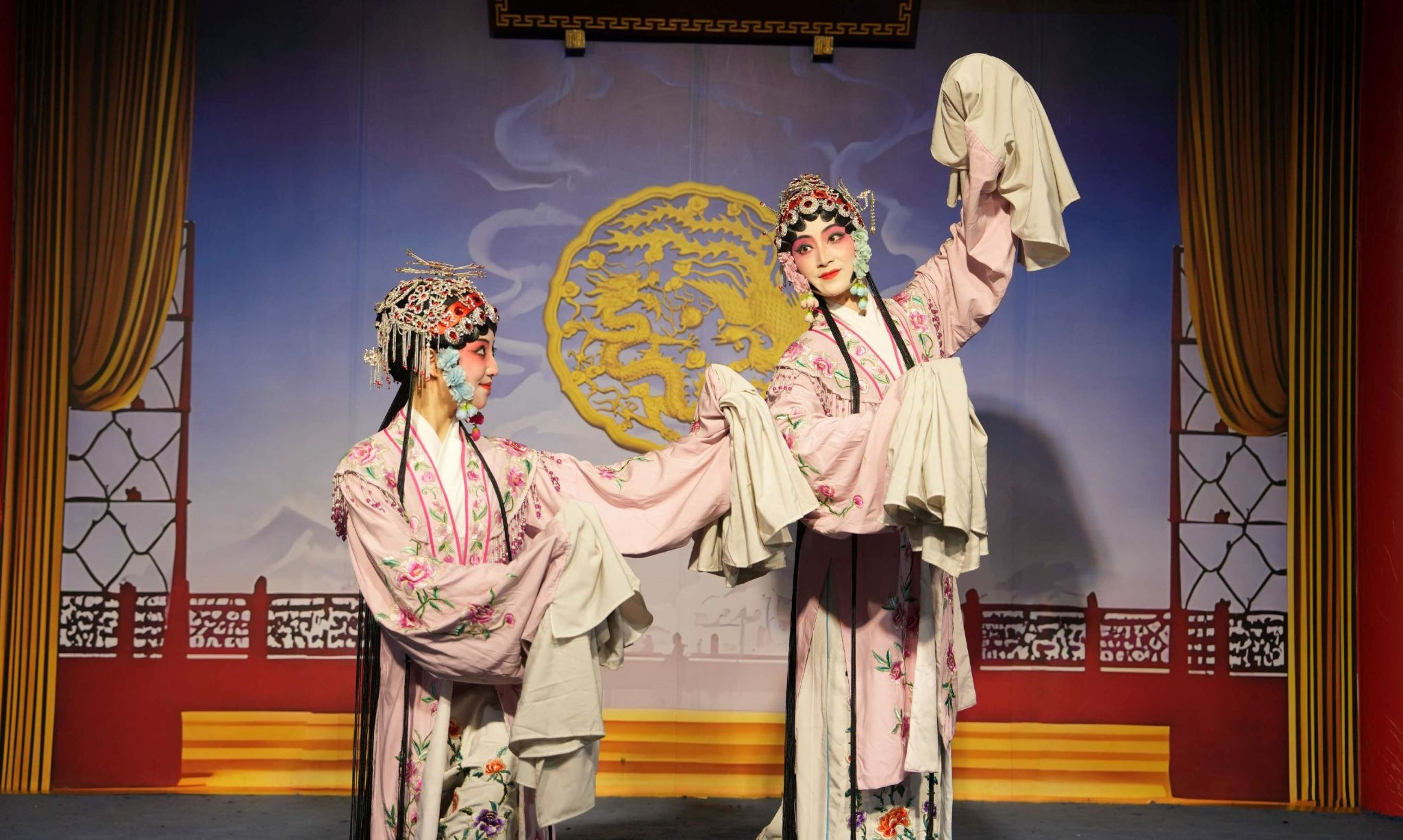 [เฉิงตู] ตั๋วการแสดงที่โรงละครเสฉวน (ชมการเปลี่ยนหน้ากากและพ่นไฟแบบดั้งเดิมของเสฉวน + สัมผัสวัฒนธรรมปาซู่แบบ immersive + ชาดอกไม้ในถ้วย + ชมทักษะพิเศษของละครเสฉวนแบบใกล้ชิด)