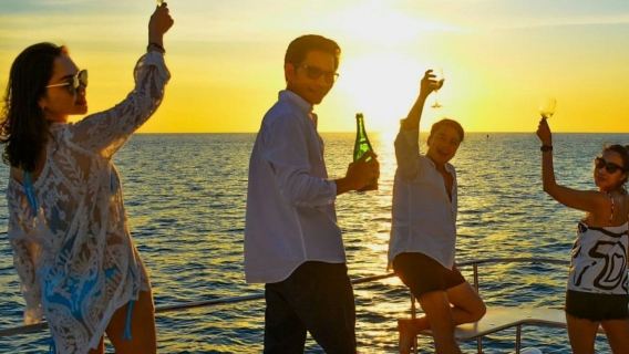 Phuket: Koh Hey Sonnenuntergangs-Katamaranfahrt + Abendessen + Transfer