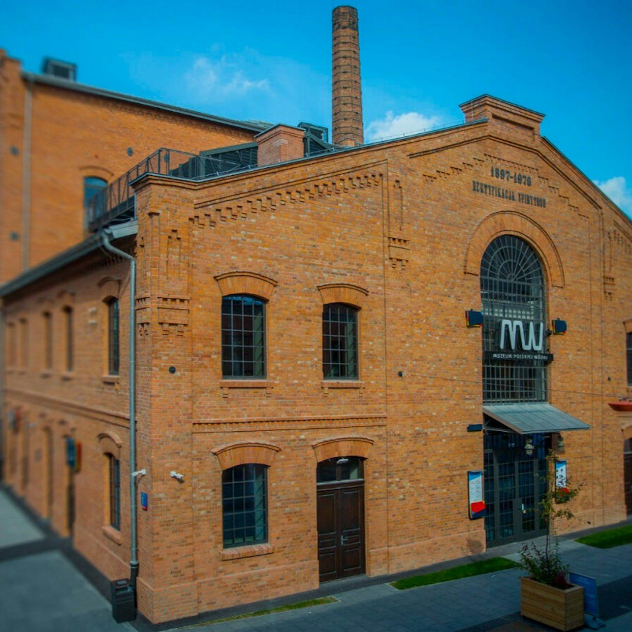 Polish Vodka Museum: Guided Tour in English + Tasting of 4 Vodkas