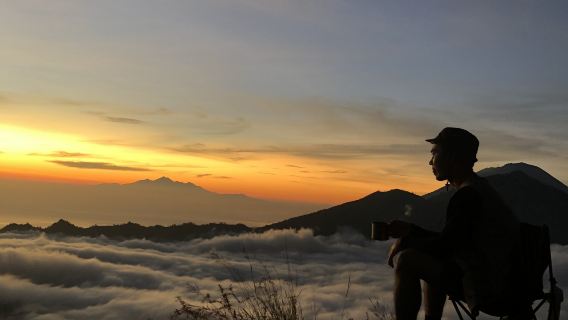 Mount Baturin auringonnousutrekki, koskenlasku, lounas ja aamiainen huipulla – päiväretki