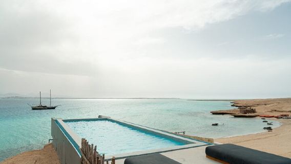 From Hurghada: Ozirea Island Snorkeling Cruise with Lunch & Transfers