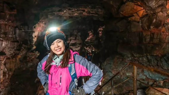 Tour del tunnel di lava Raufarhólshellir in Islanda