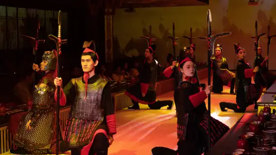 Shanghai Sheng Gong Yan • Pengalaman mendalam menikmati jamuan diraja seperti raja-raja zaman dahulu (makanan istimewa + persembahan tarian + pengalaman sejarah dan budaya Dinasti Qin + pilihan pakaian dan solekan)