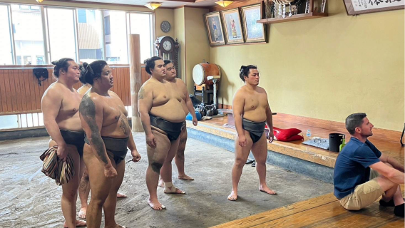 Visita mattutina all'allenamento di sumo e esperienza fotografica commemorativa presso la Takasago-beya ad Asakusa, Tokyo