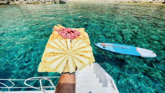 Porto Conte: Sunset catamaran excursion with aperitif