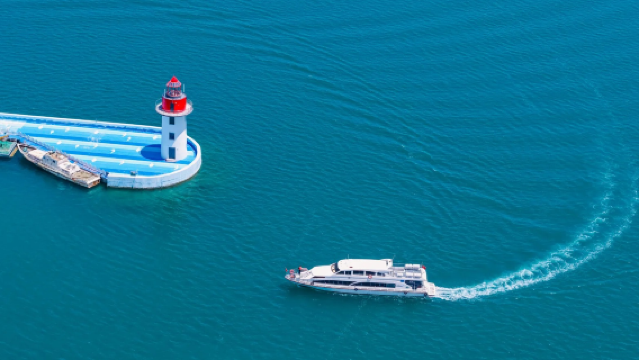 Blue Ice Wonderland: Chaka Salt Lake + Qinghai Lake + Sun Moon Mountain 1-day Tour