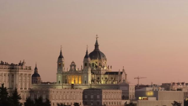 Lawatan sehari ke Stadium Bernabeu Madrid + Kuil Debod + Istana Diraja Madrid