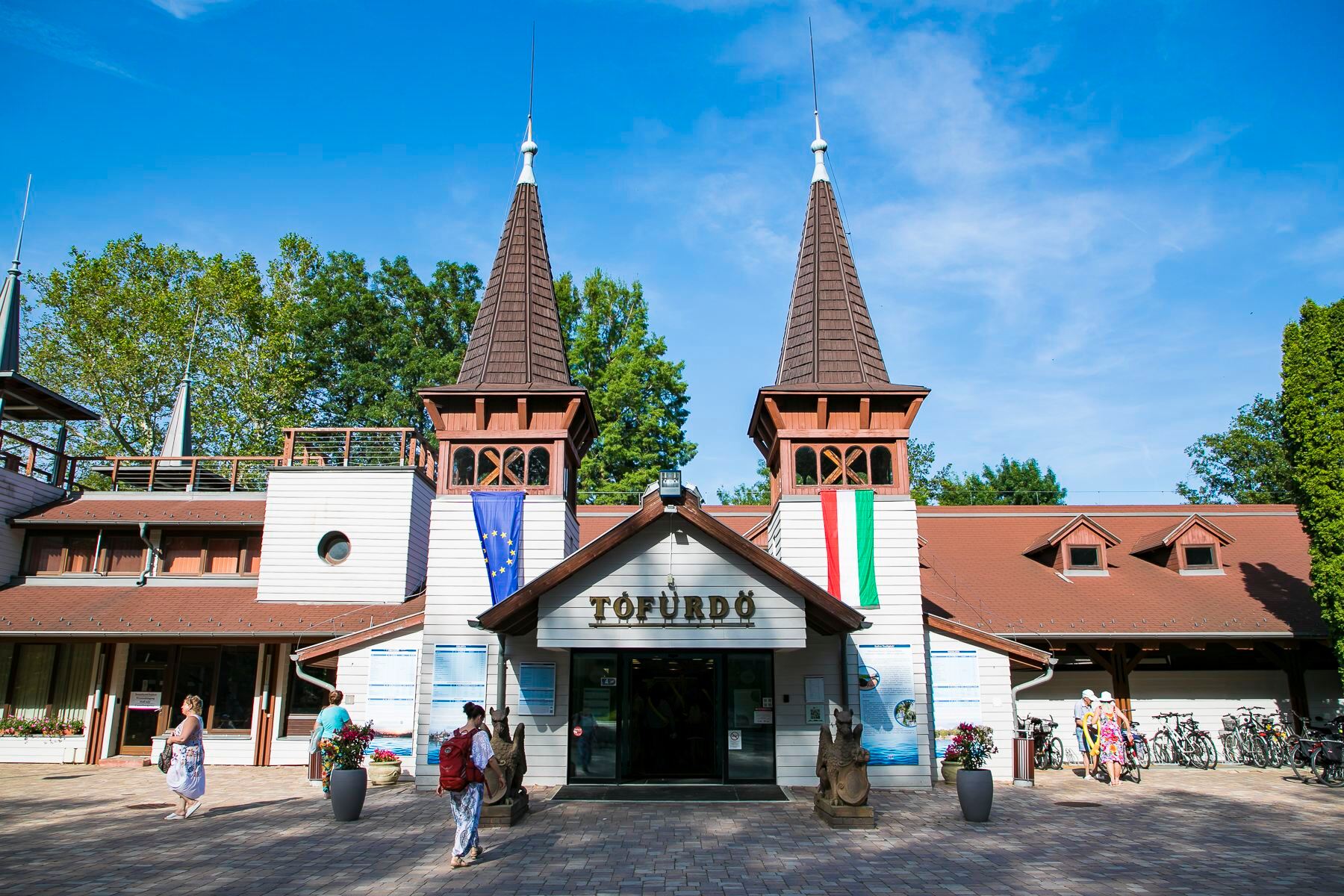 „Tagesausflug zu den ungarischen Thermalquellen und Burgen | Thermalbad Hévíz + Privattransfer zur Burg Füzér“