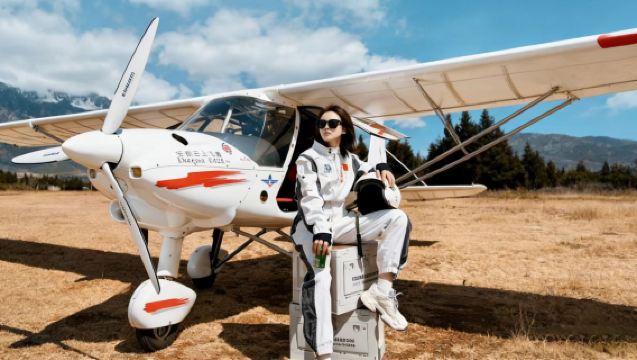 Esperienza di volo sulla montagna innevata di Yulong a Lijiang