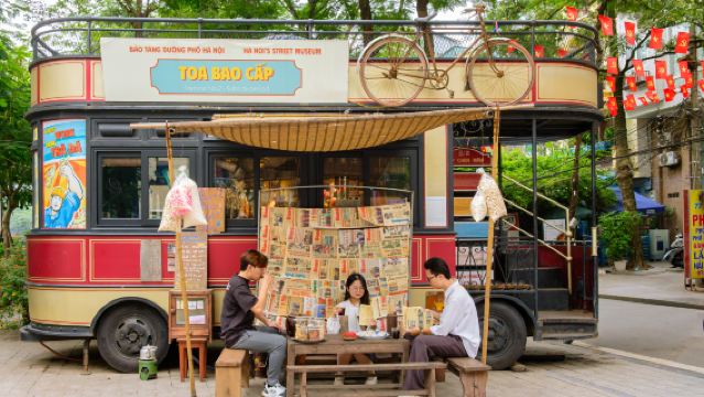 半日ハノイフードツアー：トラムカー散策と補助金時代の料理試食（トゥックバック湖発）