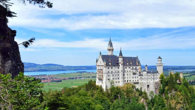 Neuschwanstein Castle Half-Day Architectural Tour | Admission Ticket & Skip-the-Line & Bus Transfer
