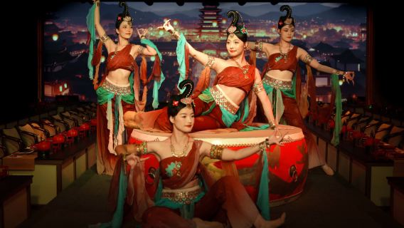 Nanjing Kraliyet Sarayı Ziyafeti: 120 dakikalık şarkı ve dans gösterisi ile yedi imparatorluk lezzetini içerir. Klasik Çin müziği ve dansları, Altı Hanedan'ın antik başkentinde geçen efsanevi hikayeleri yorumlar.