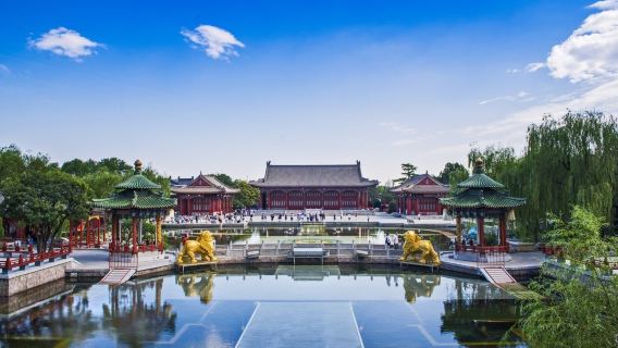 A one-day tour of Xi'an including the Terracotta Warriors and Huaqing Pool.