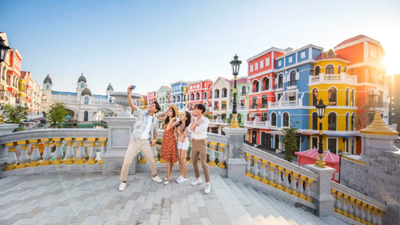 Carta di ingresso elettronica del Vietnam Aeroporto Internazionale Noi Bai Hanoi Compilazione assistita del codice QR per la carta di ingresso elettronica turistica con opzione di urgenza