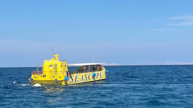 이집트 후르가다에서 출발하는 2시간짜리 홍해 유리 바닥 보트 투어로, 스노클링을 즐기며 수많은 산호와 물고기를 감상할 수 있습니다.
