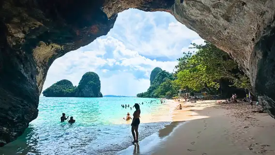 วันเดย์ ทัวร์ 4 เกาะทะเลแหวก เรือลัคชูรี่วินเทจ