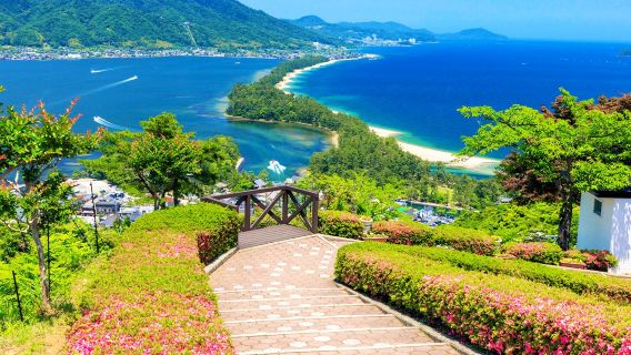 Excursion d'une journée à Kyoto Amanohashidate et aux maisons-bateaux d'Ine, incluant un ticket de téléphérique pour Amanohashidate et un ticket de bateau pour la croisière dans la baie d'Ine.