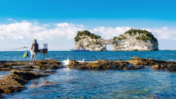 Nanki Shirahama Onsen + Wakayama Stationmaster Kishi Railway + Senjojiki + Sandanbeki Day Tour