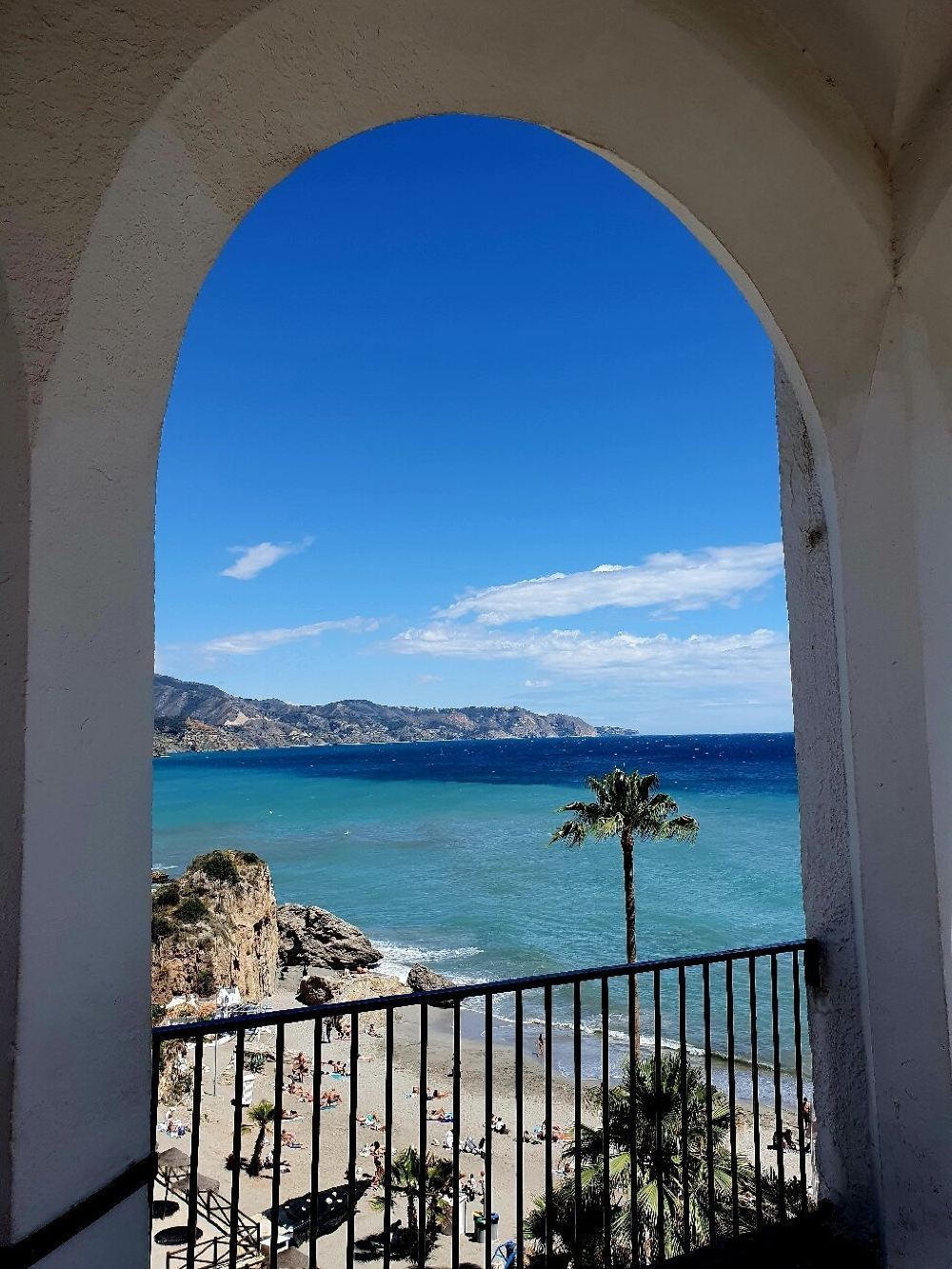 西班牙馬拉加來回-內爾哈-弗裡希利亞納中文包車10小時一日遊