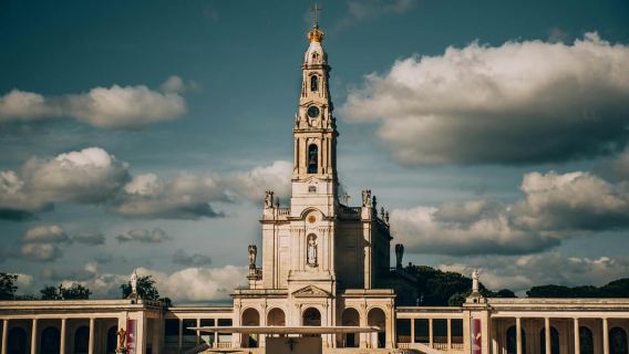 From Lisbon: Tour of Fatima, Nazaré, and Óbidos with an English-speaking tour guide