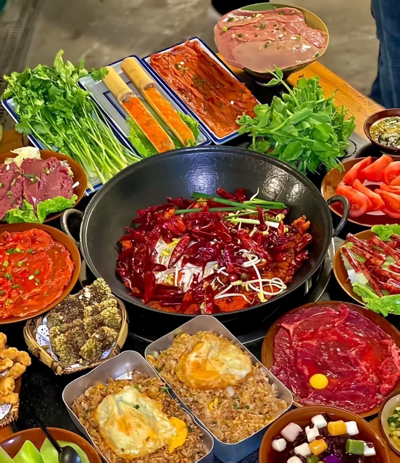 Chongqing Wartime Cave Hotpot (Liziba Light Rail Building Penetration Branch) [Retro atmosphere immersive experience + photo spot with light rail passing through building + secret recipe broth aroma filling the seats + freshly sliced premium meat]