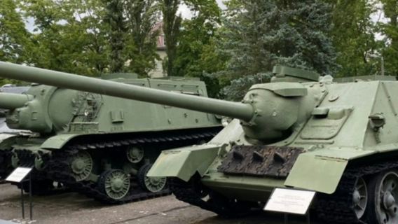 Berlin: WWII Sites Private Tour + Hotel Pickup and Drop-off