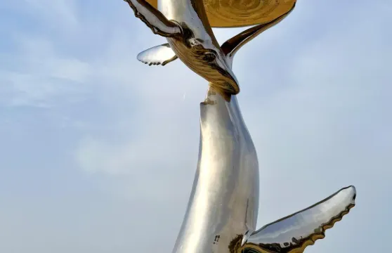 煙台孤獨的鯨+芝罘島+煙台山+第一海水浴場一日遊-中英文服務