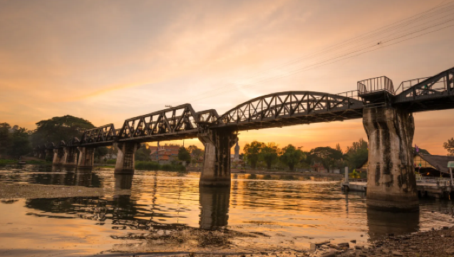 Excursión de un día al Puente del Río Kwai y las Cataratas Erawan en Kanchanaburi, Tailandia