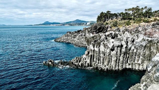濟州島+正房瀑布-柱狀節理帶-山房山-海豚公路-涯月邑一日遊