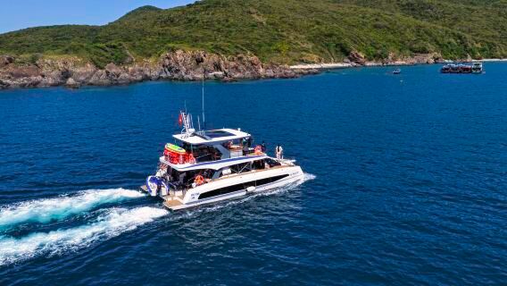Rilassati al tramonto a Nha Trang con lo yacht Marmoris: attività premium in yacht e oceano