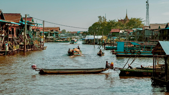 Aldea flotante con paseo en barco al atardecer en Kompong Pluk