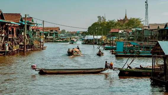 Villaggio galleggiante con barca al tramonto a Kompong Pluk