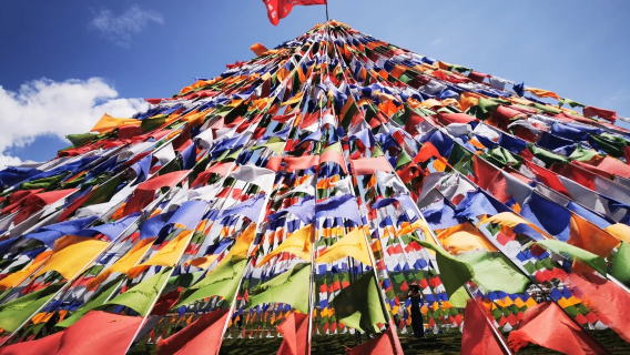 Complimentary Horseback Riding Experience · Qilian Grassland Ebao Road + Gangshika Snow Peak Base Camp · Lianxin Lake Waterfall