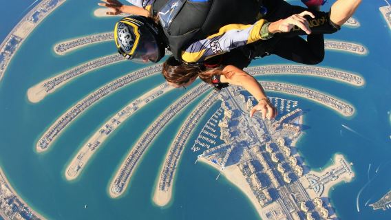 Dubai: lancio con il paracadute sopra The Palm + foto e video