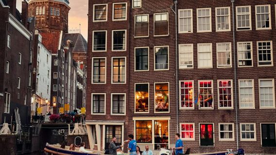 Amsterdam: Guided Canal Cruise + Optional Unlimited Drinks