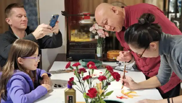 Outside the red walls, between brushes and ink, experience the traditional culture of old Beijing and paint fans next to the Forbidden City