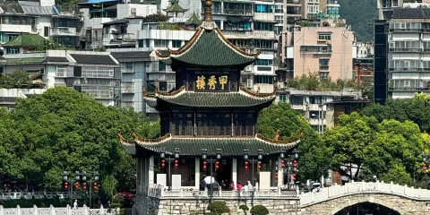 貴陽甲秀樓+東山寺+貴州省博物館+花果園一日遊中英文服務