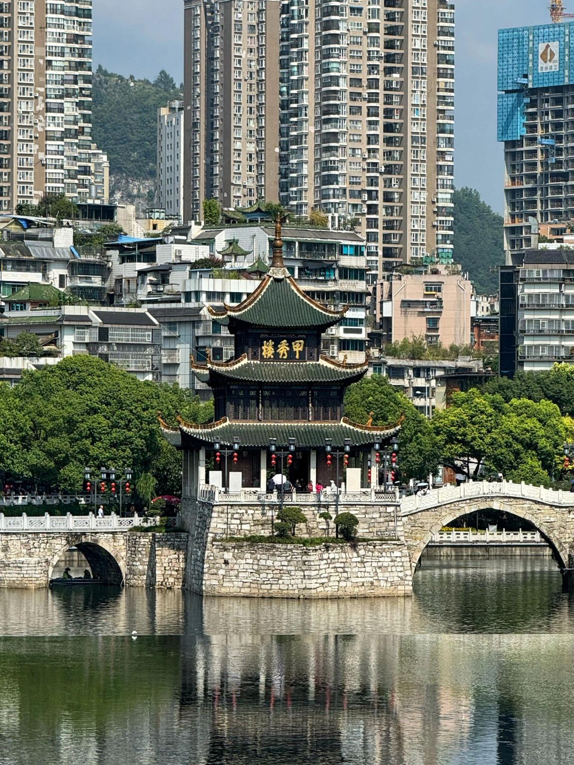 Tour di un giorno a Guiyang con servizio bilingue cinese-inglese: Padiglione Jiaxiu, Tempio Dongshan, Museo Provinciale del Guizhou e Huaguoyuan