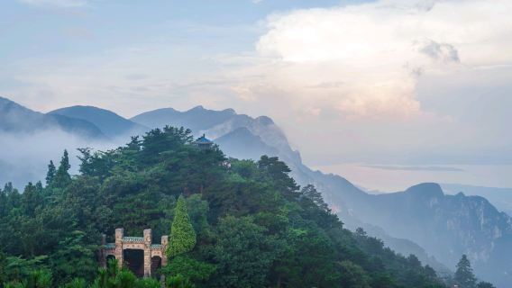 Lushan Foreign Language Tour Guide: Waiting for sunrise and sea of clouds at Pokou, visiting the thousand-year-old school EA at Bailu Academy