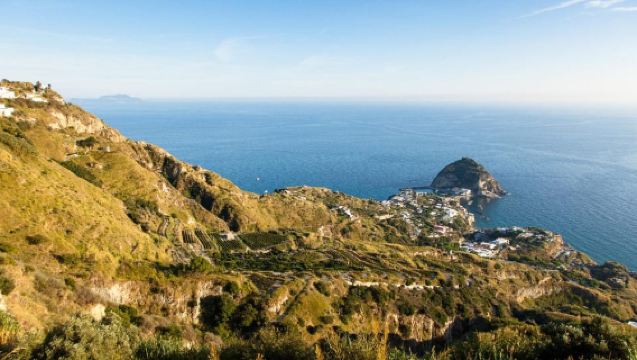 เดินป่าขึ้นภูเขาเอโพเมโอ